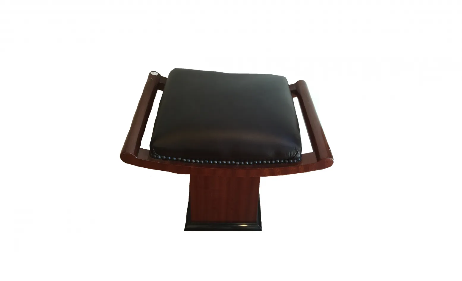 Banqueta antiga com estofamento preto, elegância.