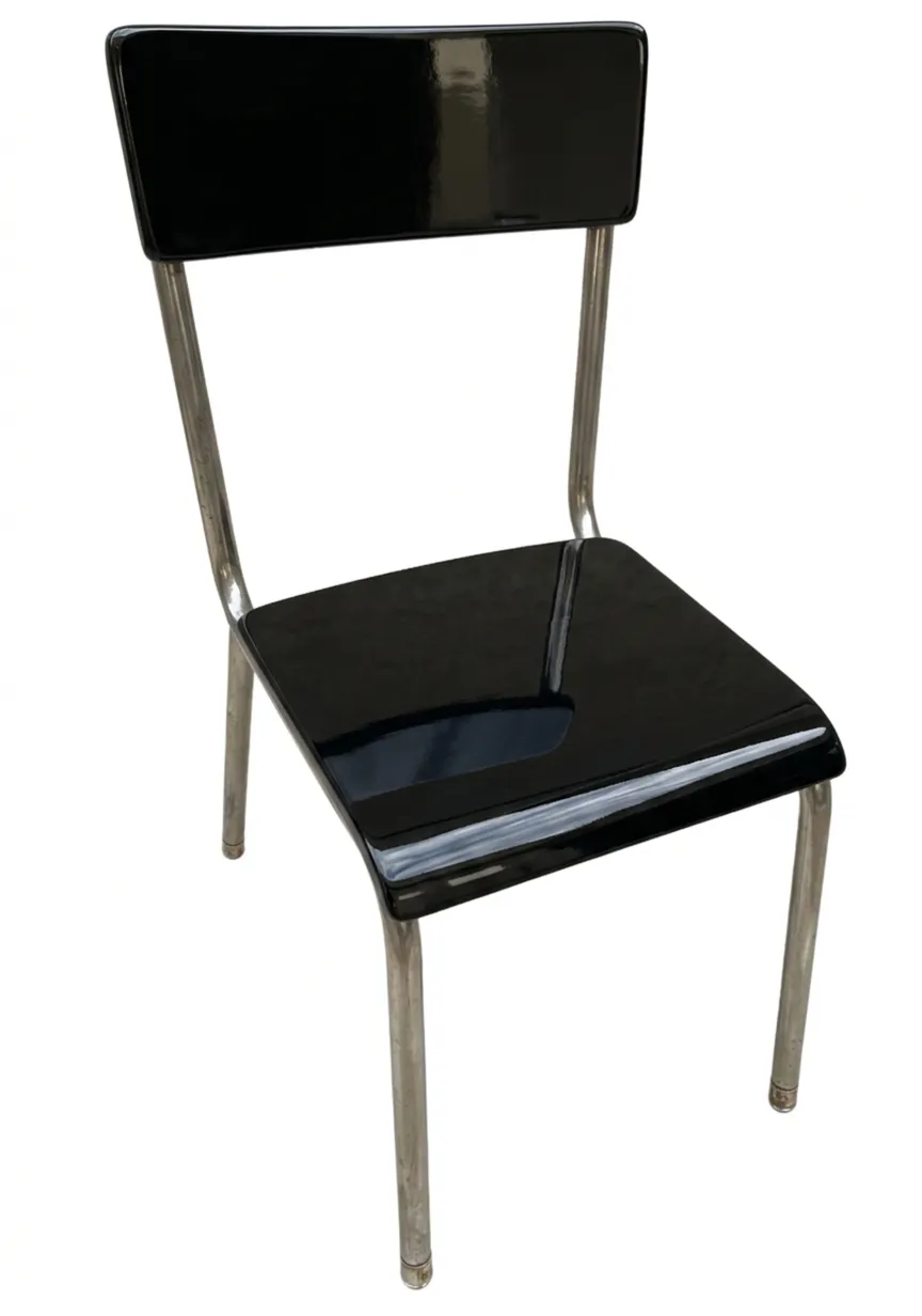 Blick auf 4 antike Bauhaus-Stühle mit modernem Design