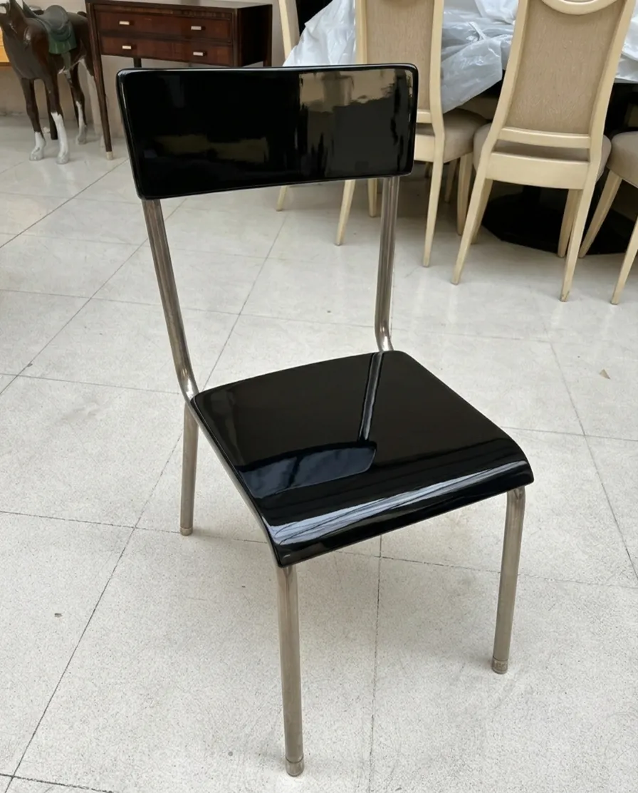 Quattro sedie antiche di design Bauhaus in un ambiente neutro.