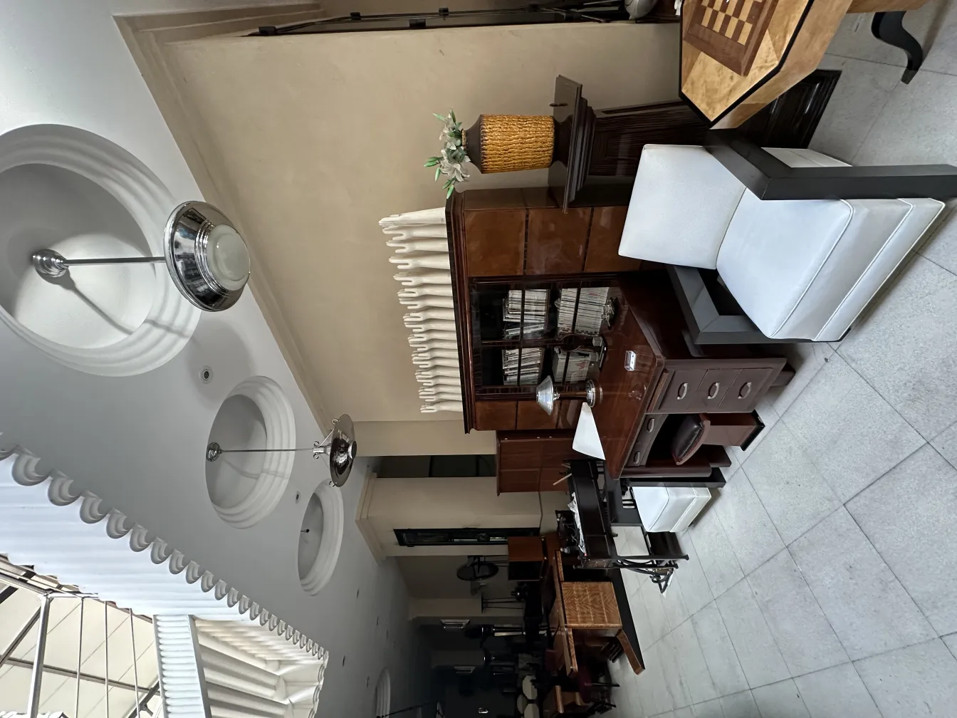 Banqueta clásica en un entorno de oficina antigua