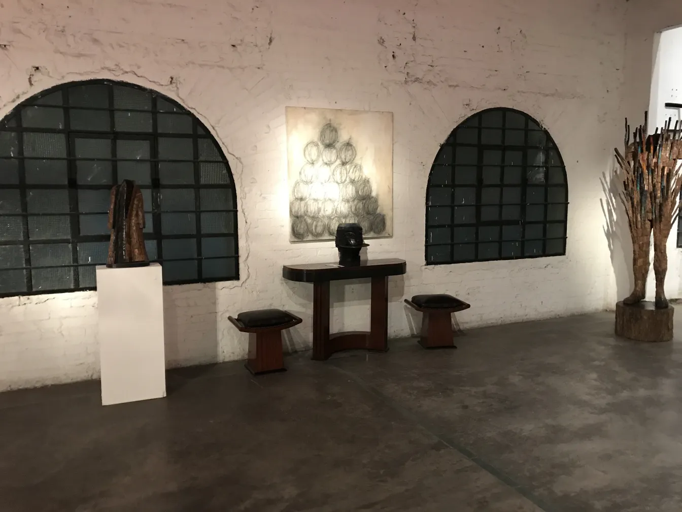 Banqueta antigua apilable en un entorno artístico.