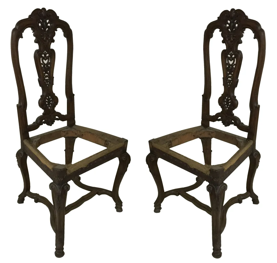 две антикварные стулья с замысловатым дизайном готовые к восстановлению