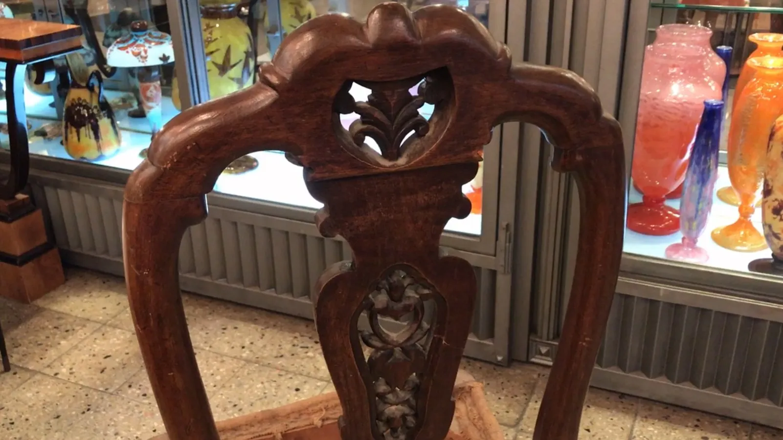 Sillas antiguas con diseño detallado en el respaldo.