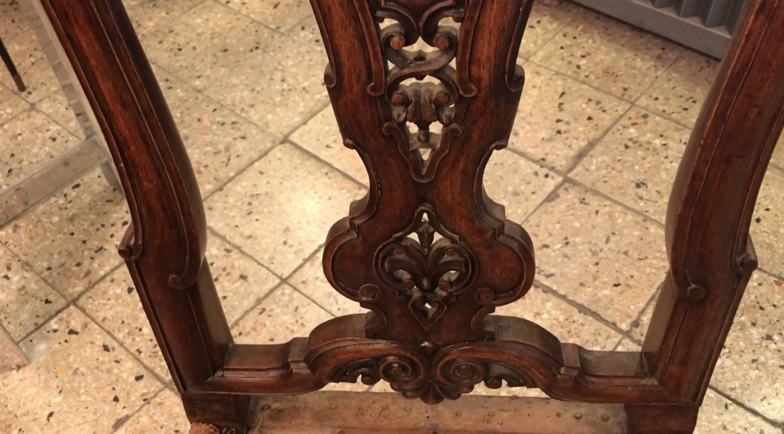 dos sillas antiguas con detalles ornamentales en su diseño, ideales para restaurar y dar una nueva vida.