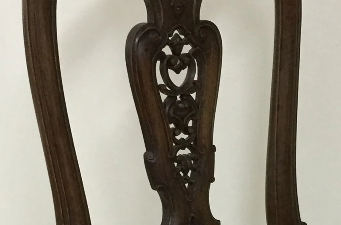 два старинных стула с декоративными деталями, нейтральный фон, идеально для восстановления.