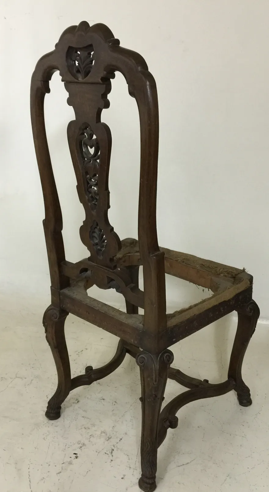 2 cadeiras antigas com detalhe entalhado, para restaurar