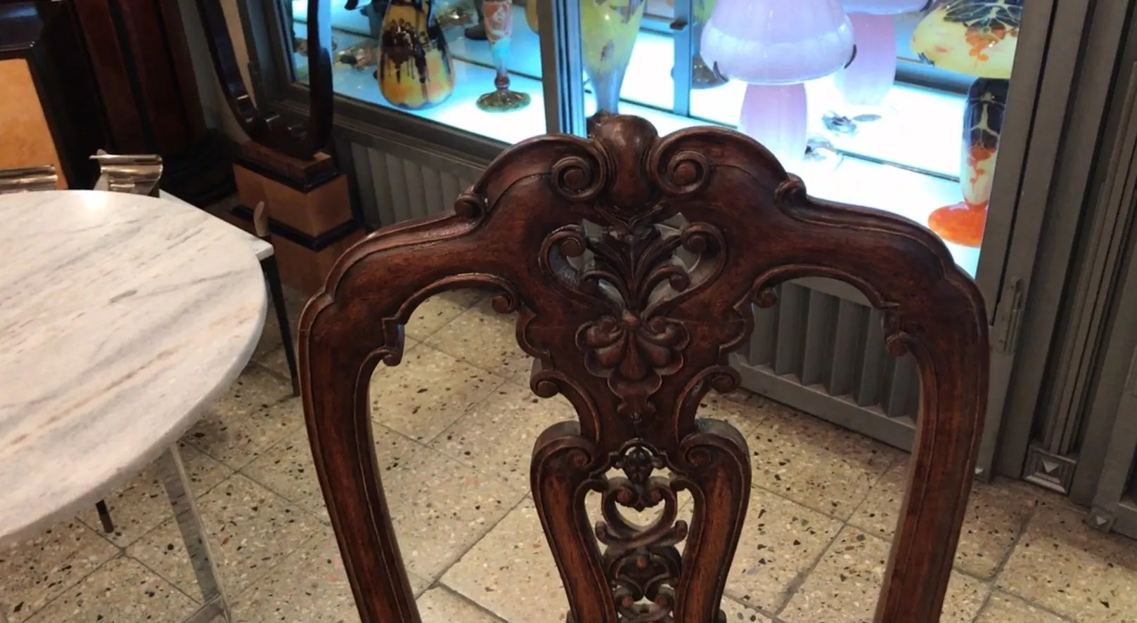 Par de cadeiras antigas com detalhes ornamentais, ambiente vintage