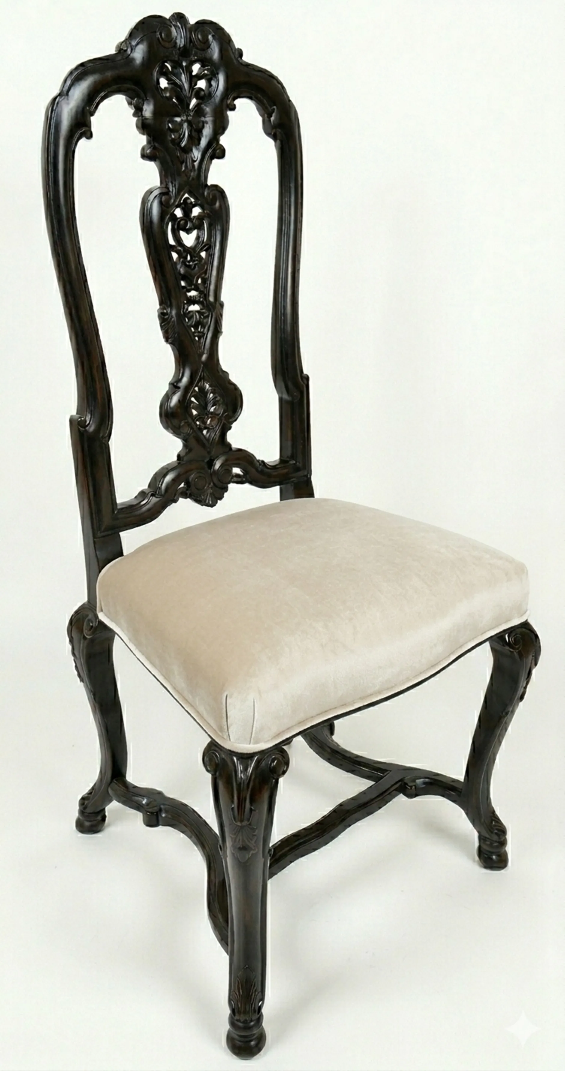 duas cadeiras antigas com design intricado, perfeitas para restaurar