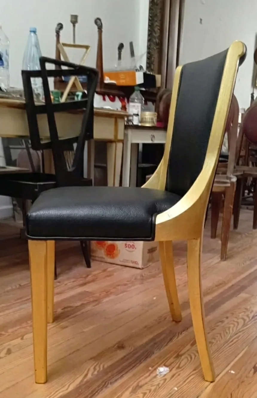 6 sedie antiche, situate in un elegante ambiente di restauro