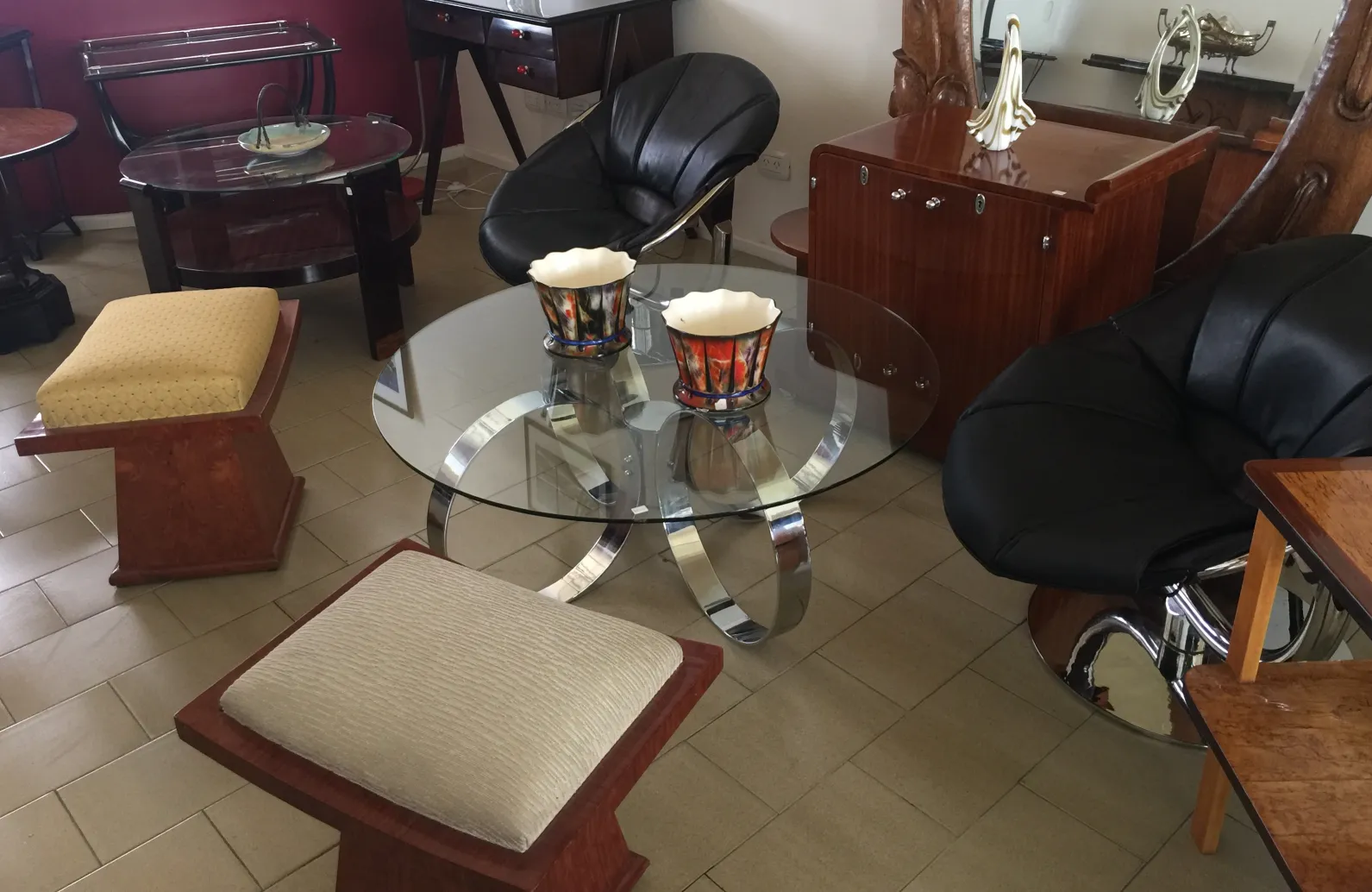 Banqueta de estilo antiguo con cojín suave en un ambiente moderno.