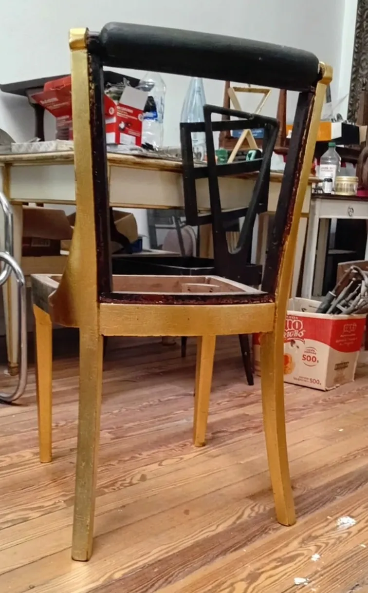 Vue de 6 chaises anciennes avec des détails art deco dans un cadre de restauration