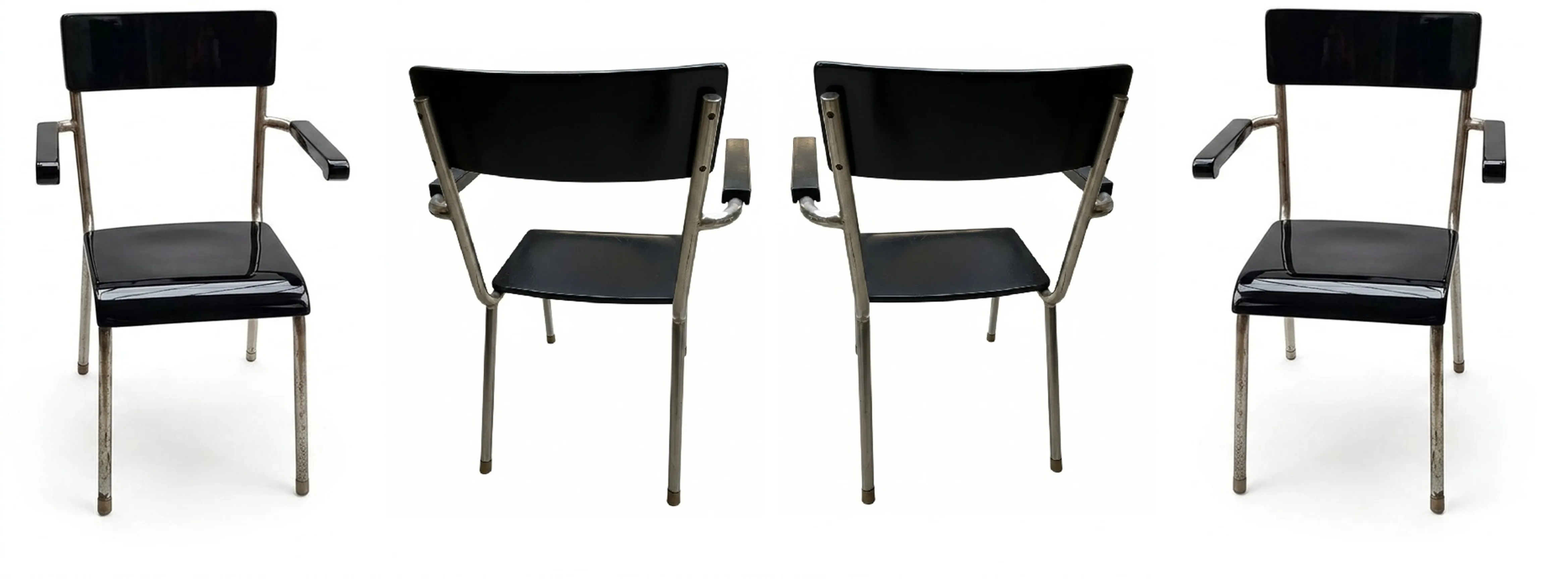 Conjunto de quatro poltronas antigas, prontas para serem restauradas, com acabamentos pretos e estruturas metálicas.