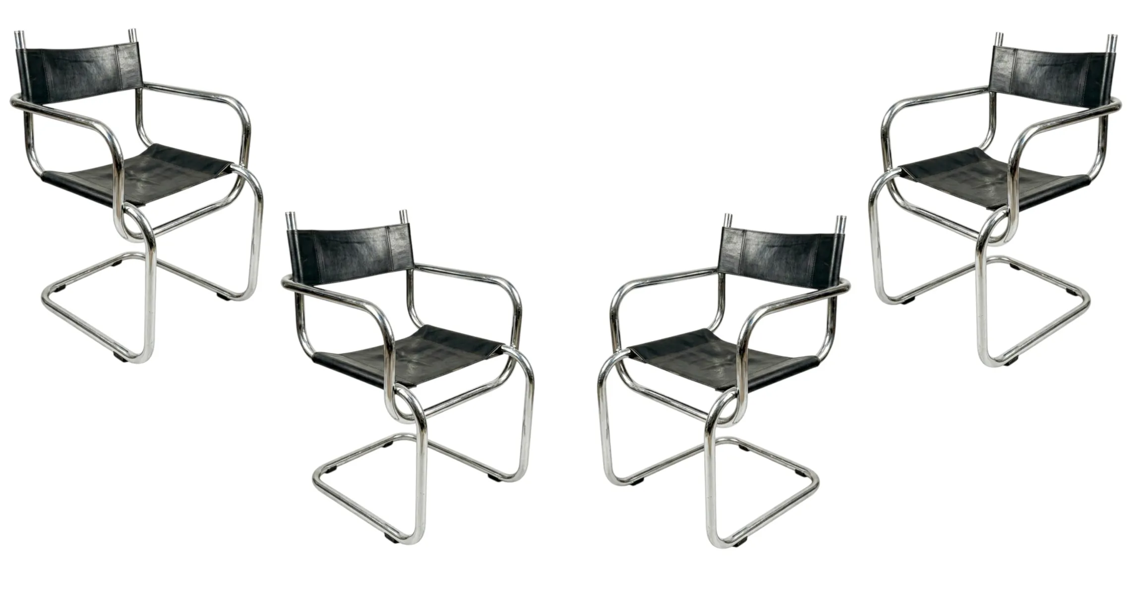 cuatro sillas antiguas con diseño elegante y contemporáneo en un entorno minimalista