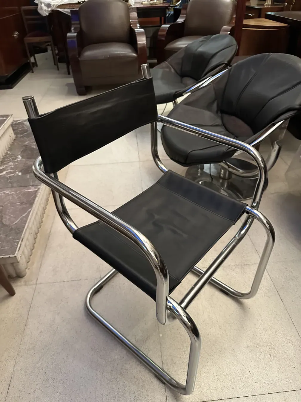 4 sillas antiguas en un entorno clásico, con respaldo y diseño elegante