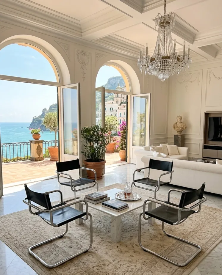 Set di 4 sedie antiche in un soggiorno con vista mare