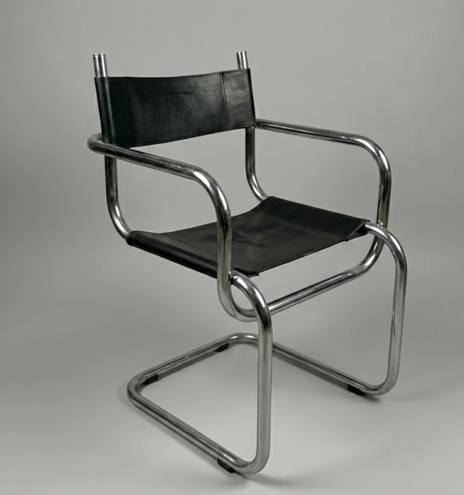 Quatre chaises anciennes avec un design moderne et simple dans un cadre neutre.