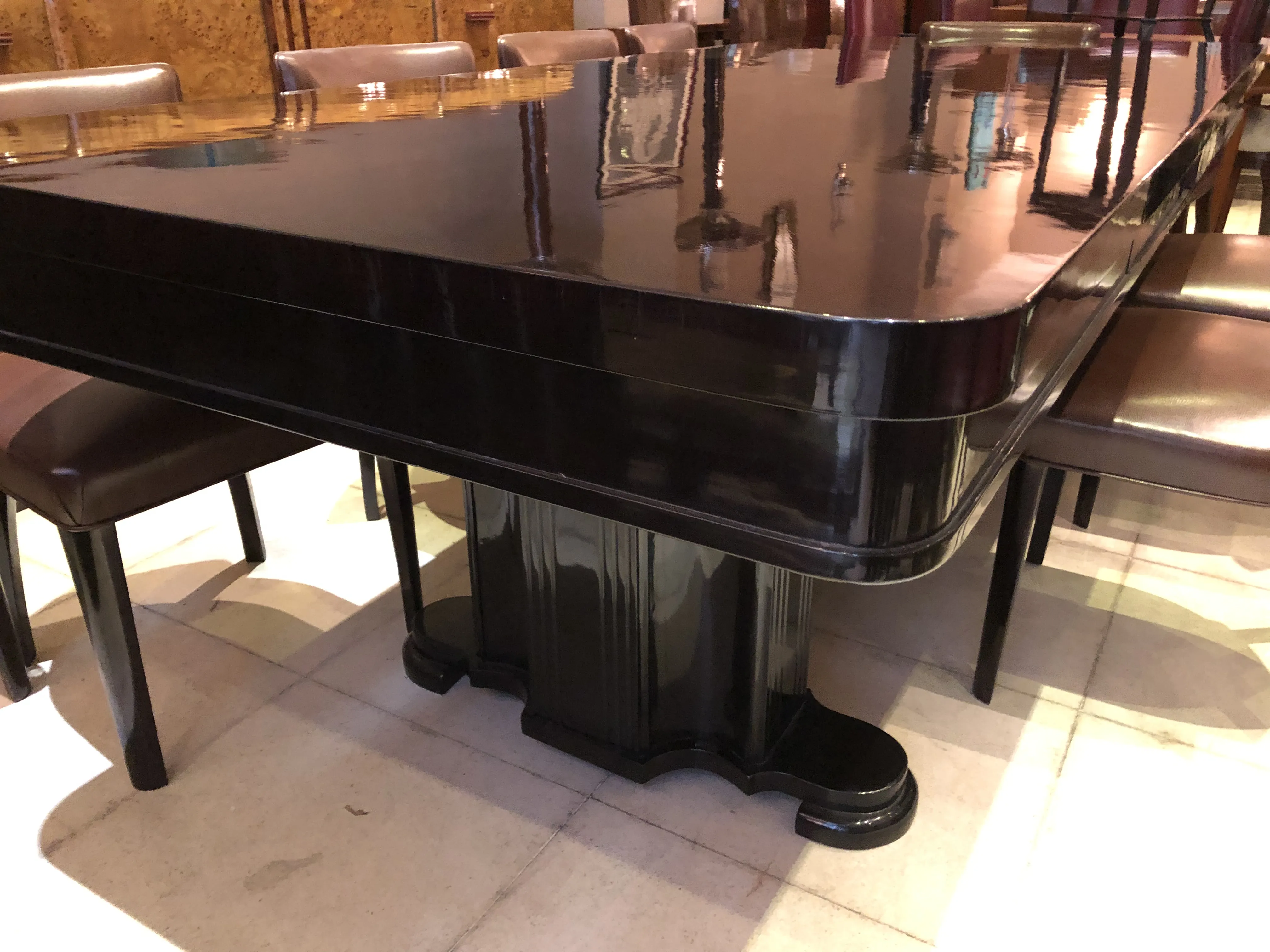 Table à manger antique noire pour 10 personnes, entourée de chaises