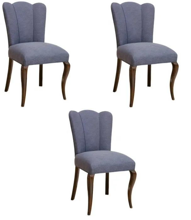 Set aus 3 antiken Stühlen im Art Deco-Stil bereit zur Restaurierung vor einem neutralen Hintergrund.