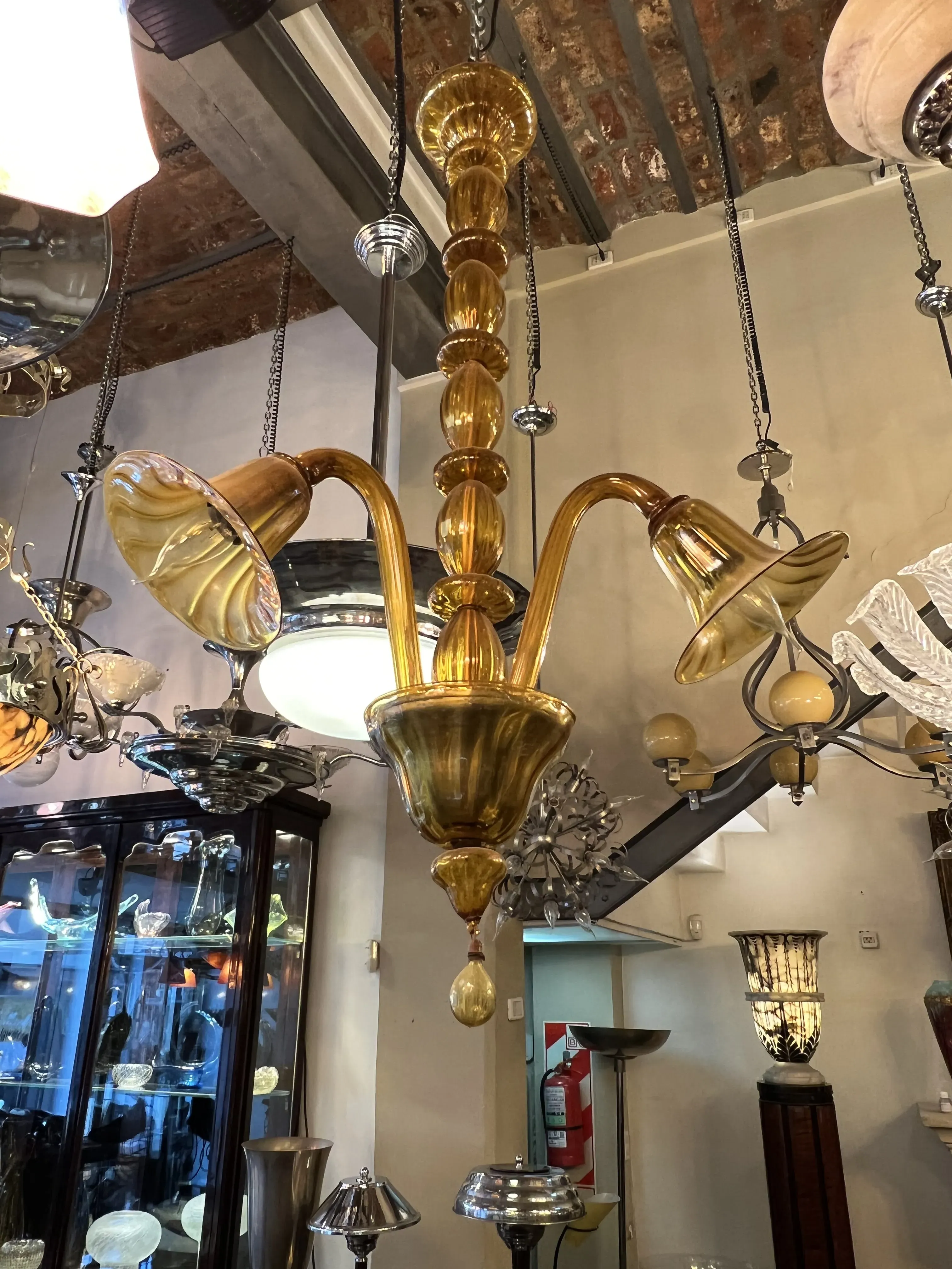 lâmpada de teto antiga de bronze, iluminação elegante em fundo claro