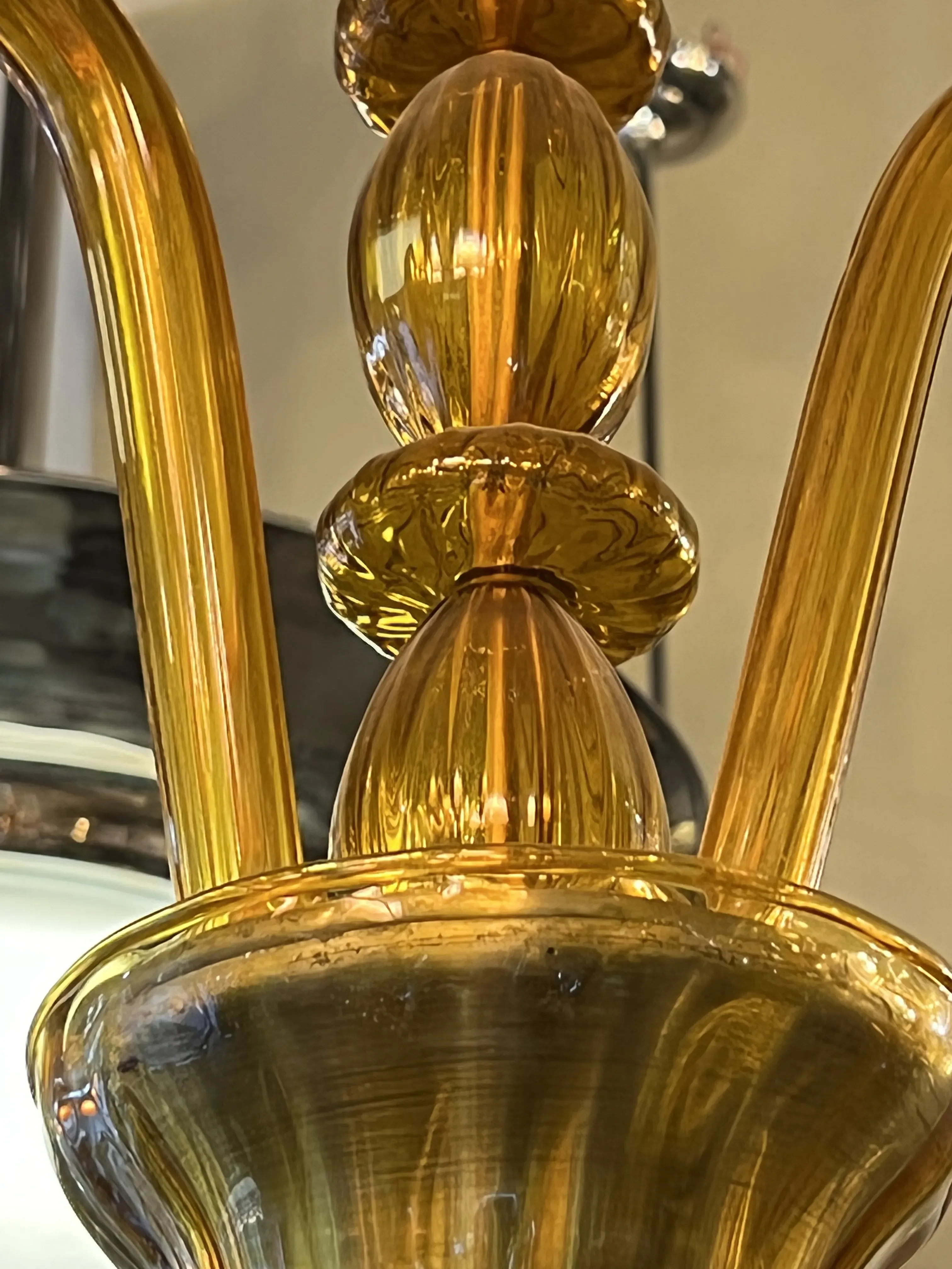 Lámpara de techo antigua de color amarillo, con detalle en forma curva