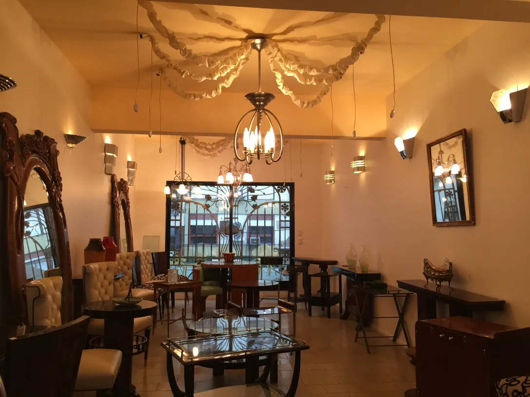 Lâmpada de teto antiga e elegante em um ambiente acolhedor