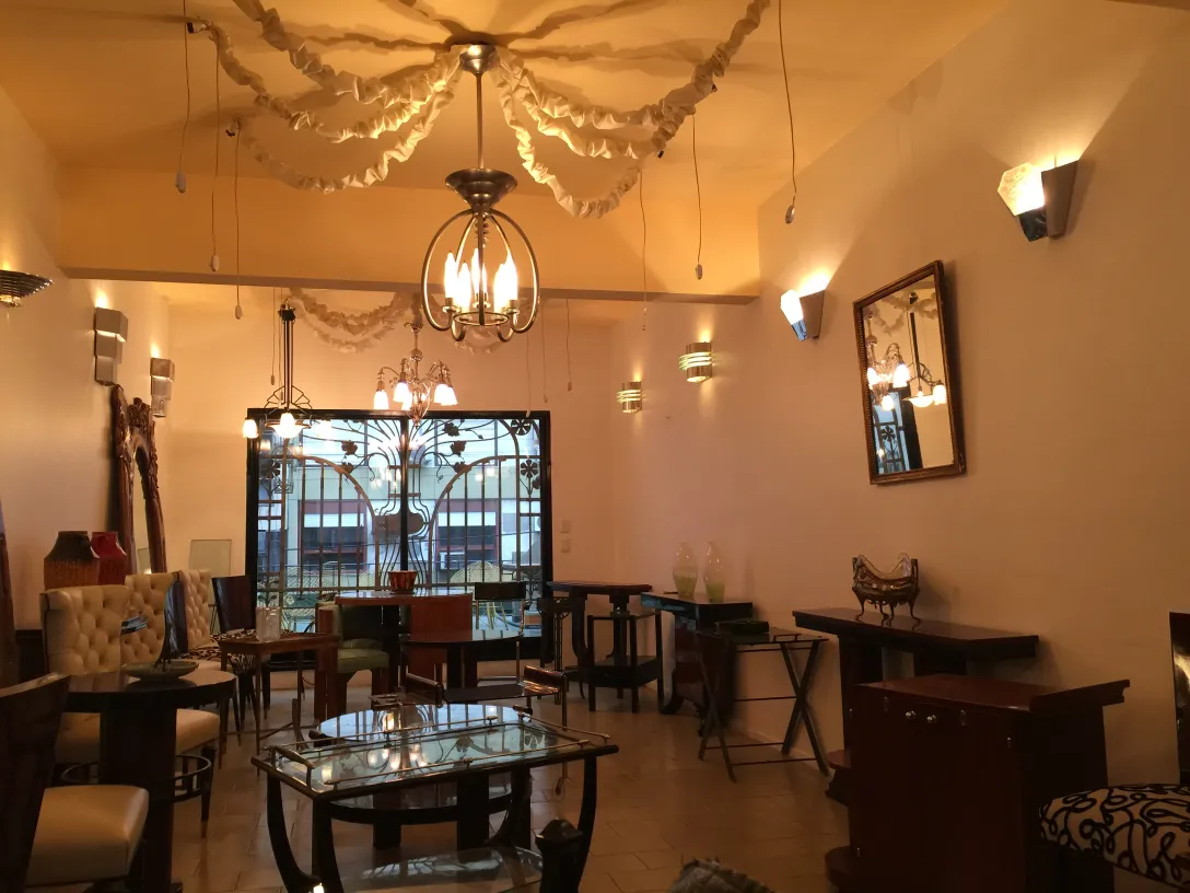 Lâmpada de teto antiga em ambiente elegante, Art Deco.