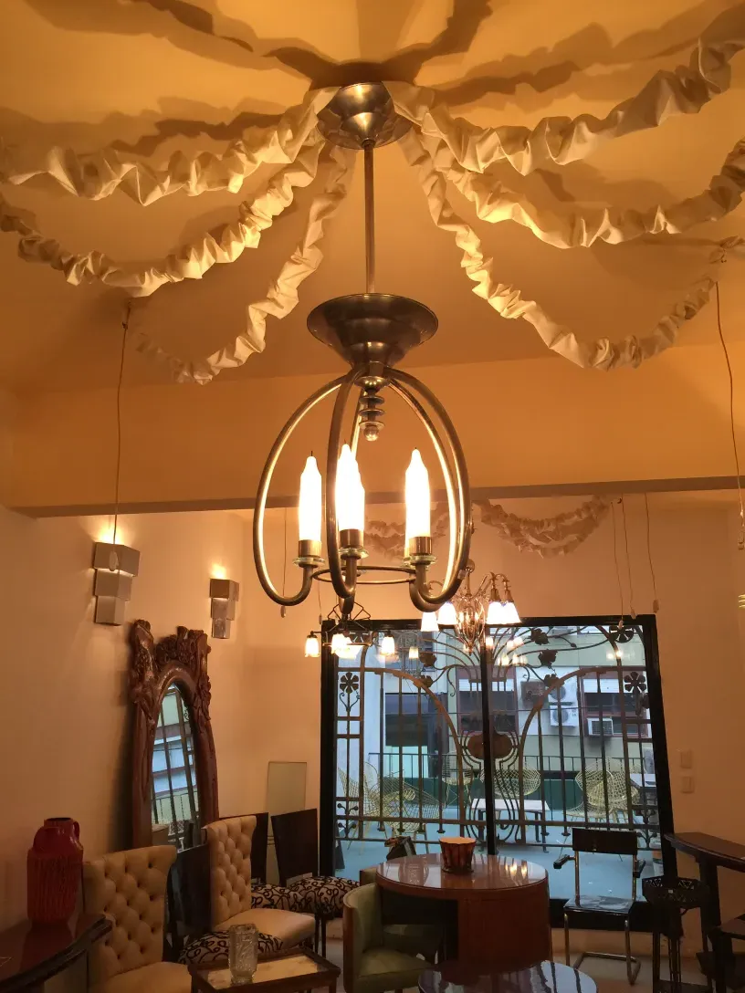 lampara de techo antigua con detalles en blanco y forma decorativa en un ambiente elegante