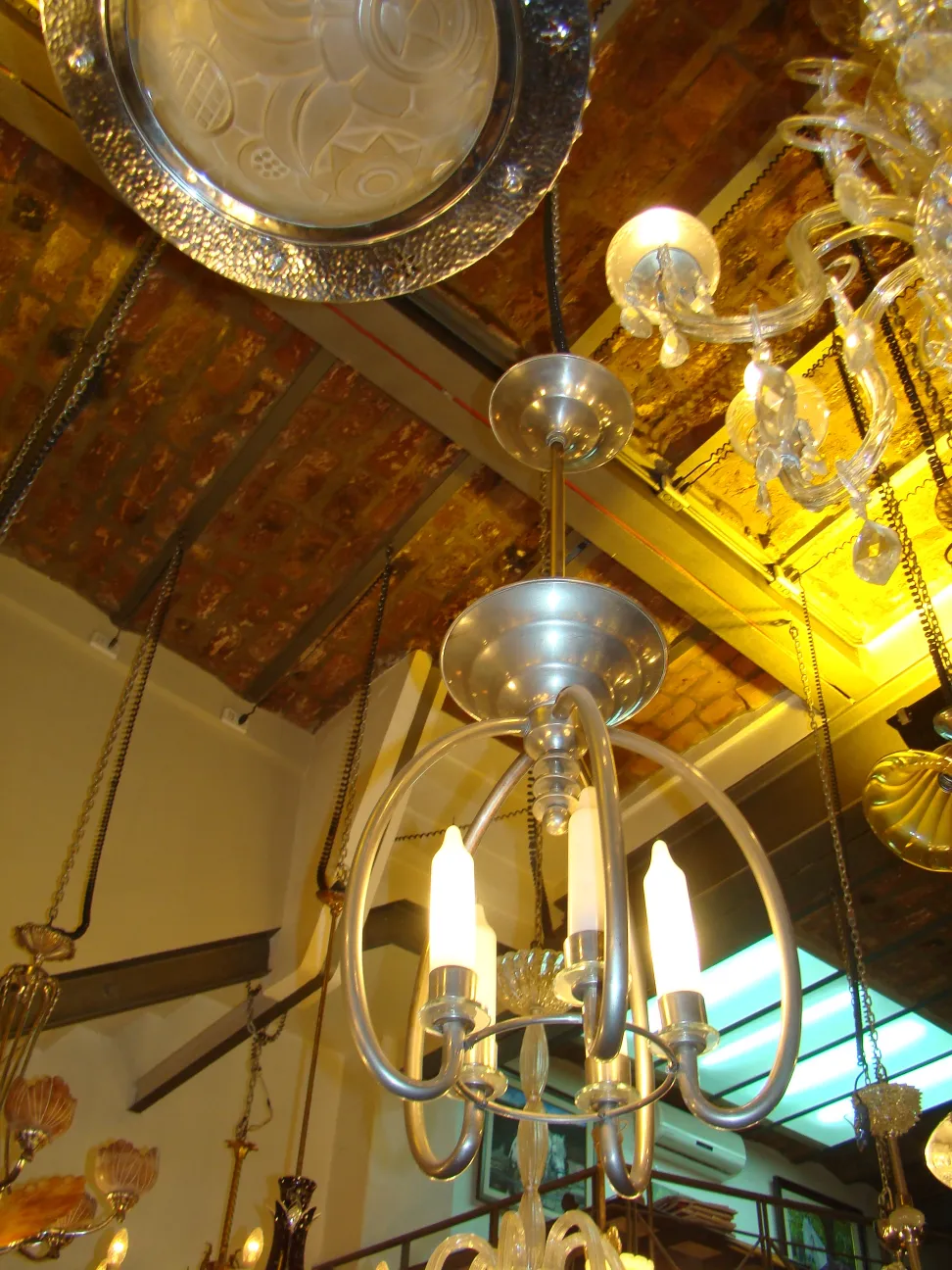 Lâmpada de teto antiga de estilo Art Deco com luzes.