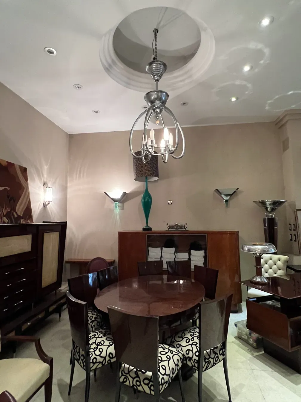 lustre ancien au design Art Deco dans un cadre moderne