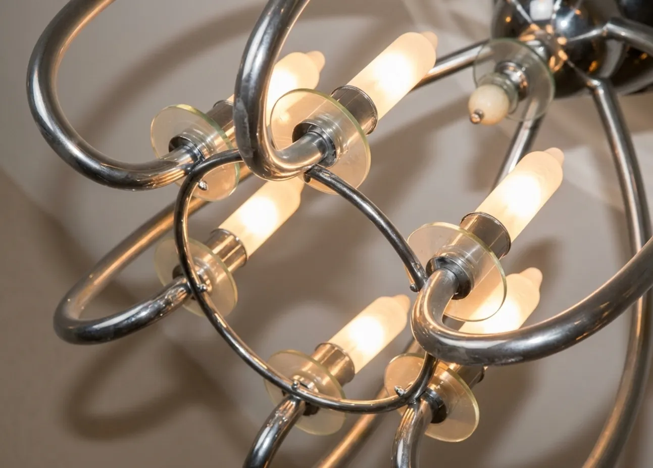 Lámpara de techo antigua de diseño Art Deco con luces brillantes, ambiente elegante y sofisticado.