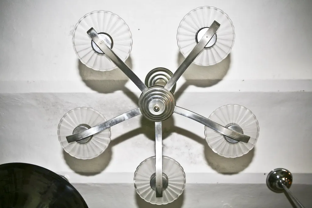 고급 팔과 스크린이 있는 고전 교수형 램프