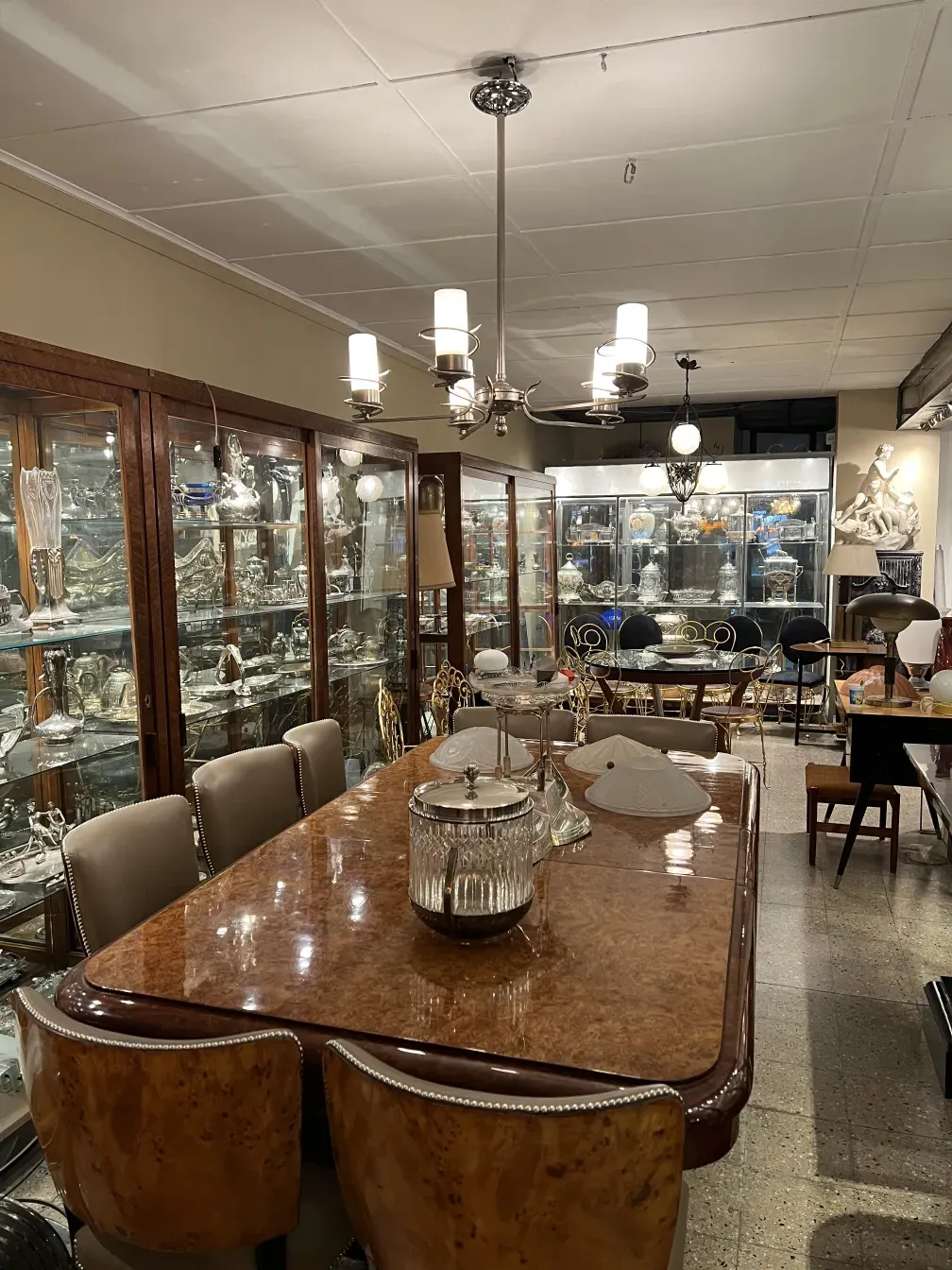 lampara de techo antigua art deco iluminando una mesa elegantemente decorada