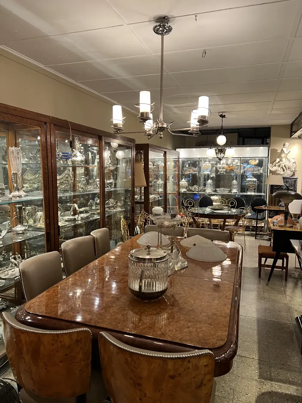 antica lampada a sospensione art deco, bianca ed elegante, in un ambiente classico