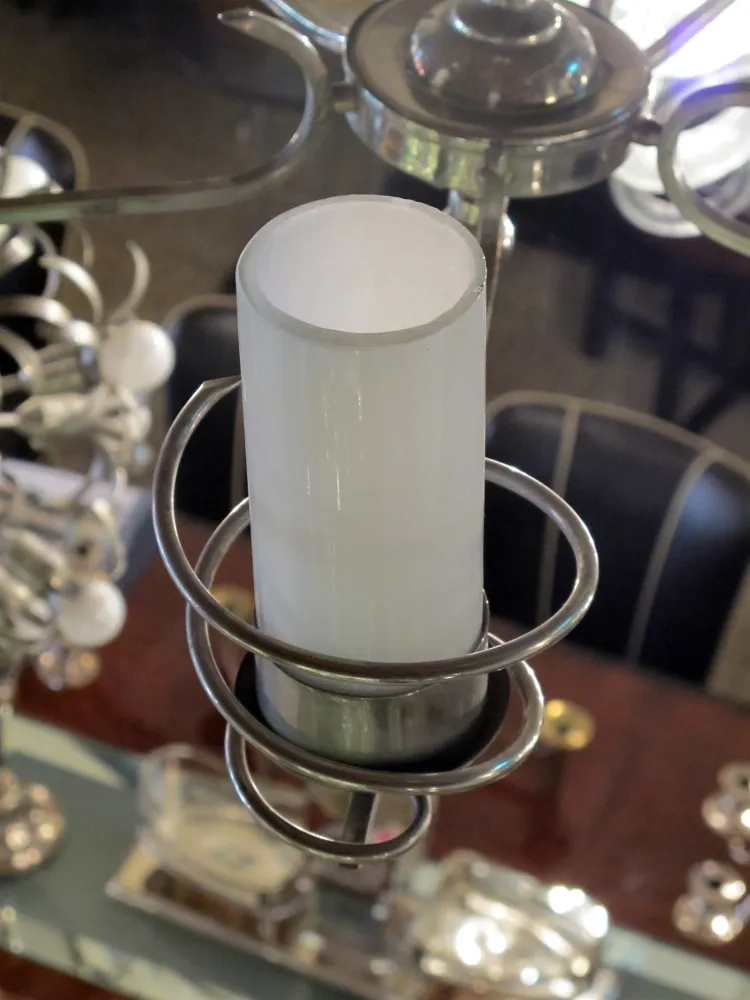 lampada de teto antiga com design artistico, iluminacao elegante em um ambiente classico