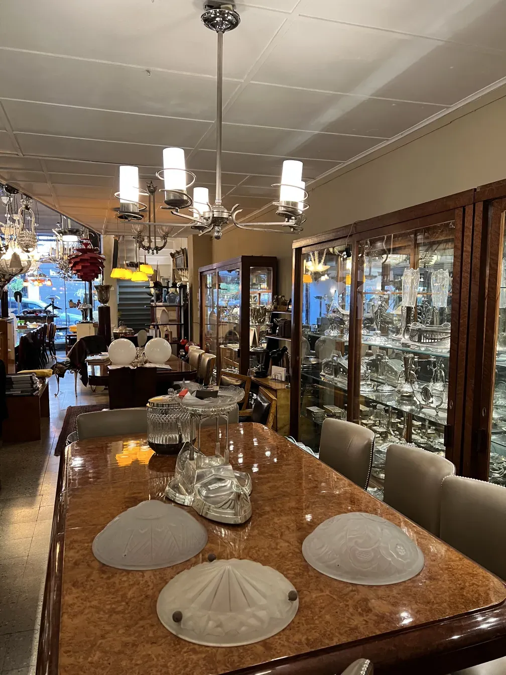 Lámpara de techo antigua de estilo Art Deco, elegante y brillante, iluminando un ambiente acogedor.