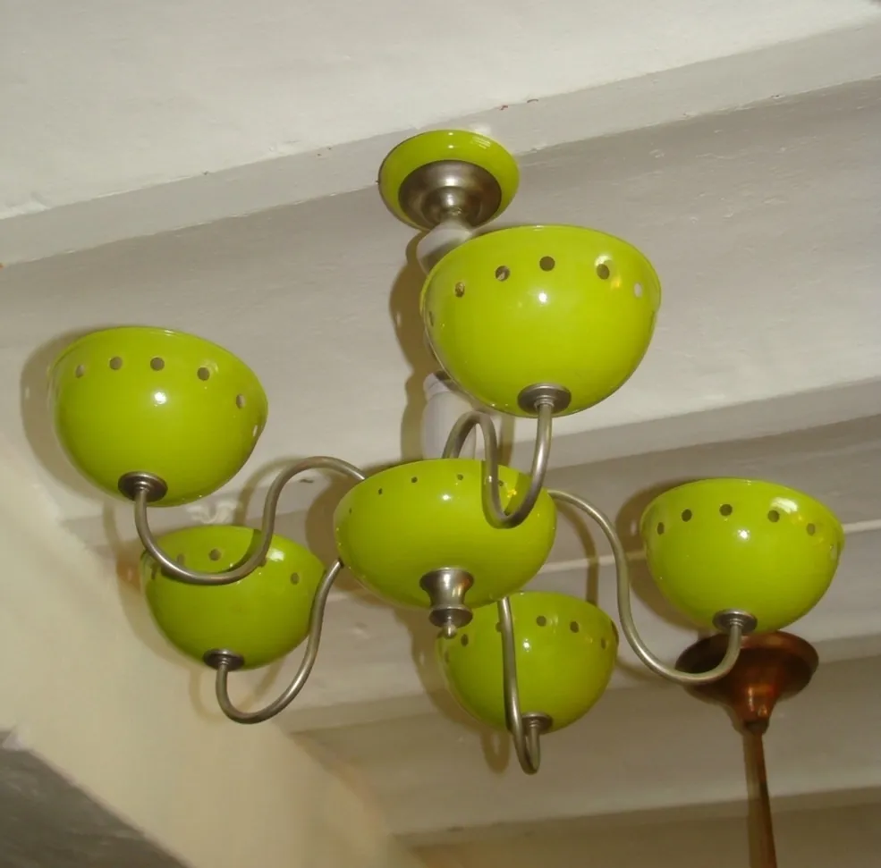 Lustre antique vert brillant avec six abat-jours.