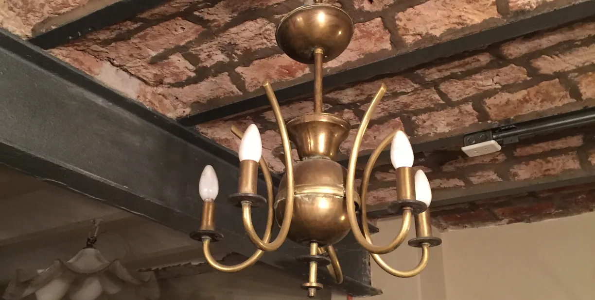 Antike Hängelampe im Art Deco-Stil mit weißen Glühbirnen