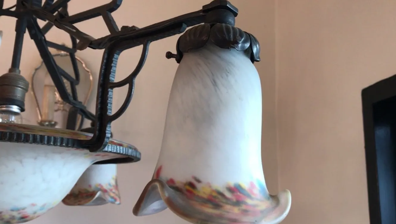 lustre ancien avec des détails colorés en verre
