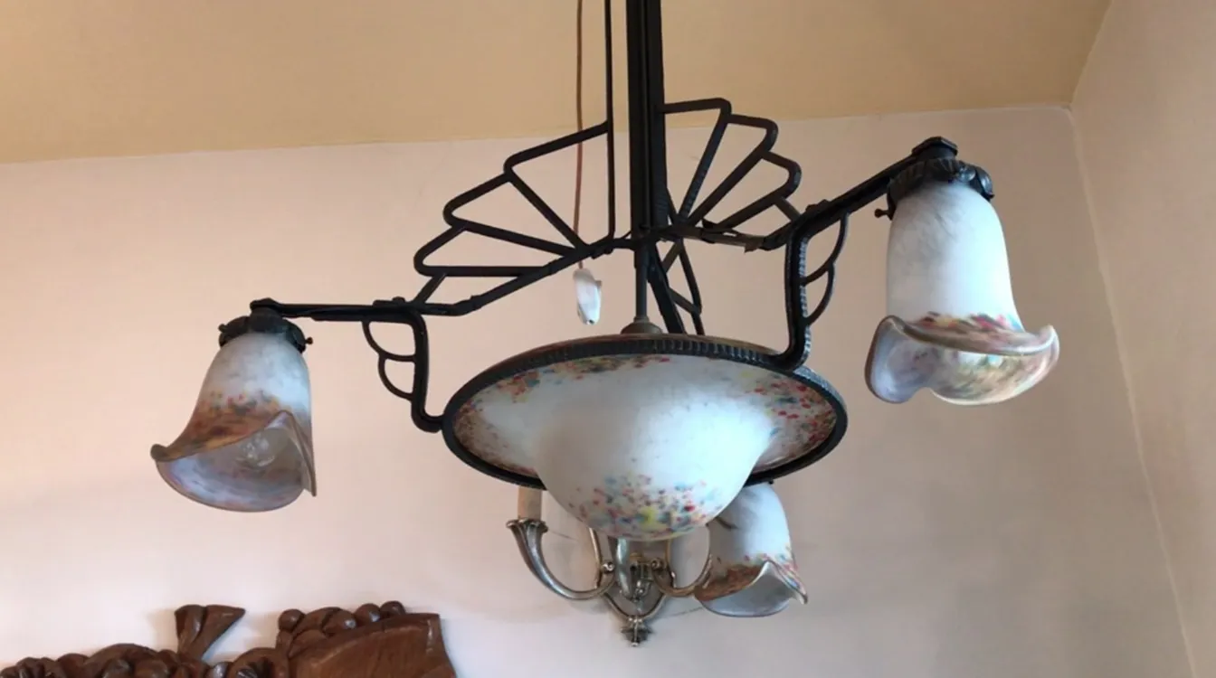 Lampada a sospensione antica Schneider con design e dettagli