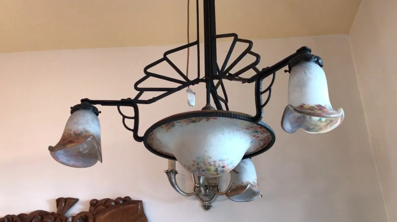 Lustre ancien avec des lumières colorées et un design élégant