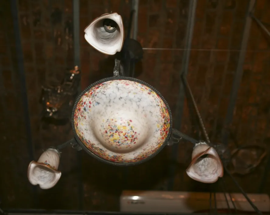 lustre ancien Schneider avec design coloré dans un cadre chaleureux
