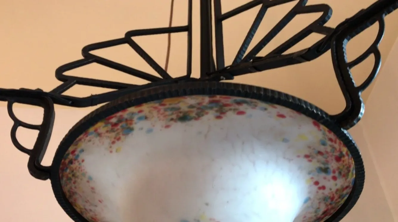 lampada a sospensione antica Schneider con decorazione colorata in un ambiente elegante