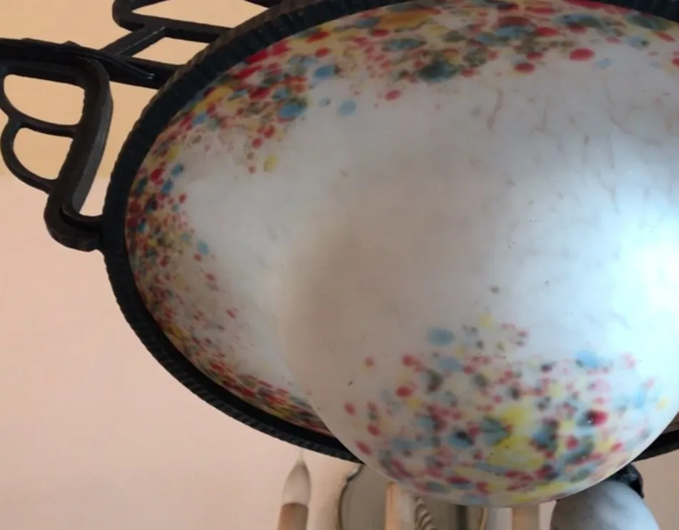 lámpara de techo antigua de colores brillantes en un ambiente doméstico