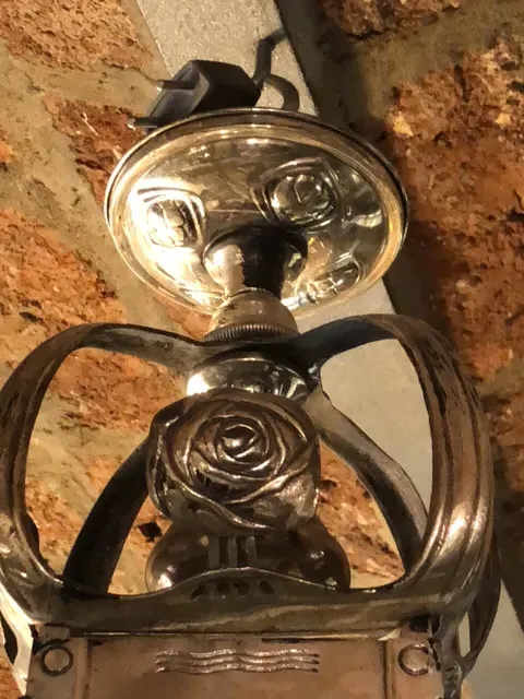 antike Hängelampe im Mackintosh-Stil mit Rosendetails, warme Atmosphäre