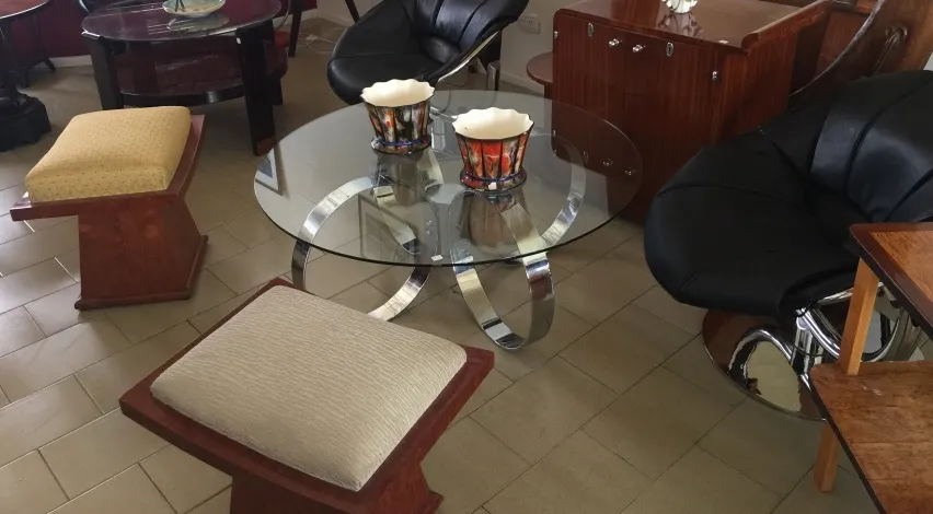 Banqueta de acento con tapizado neutro, en ambiente moderno.