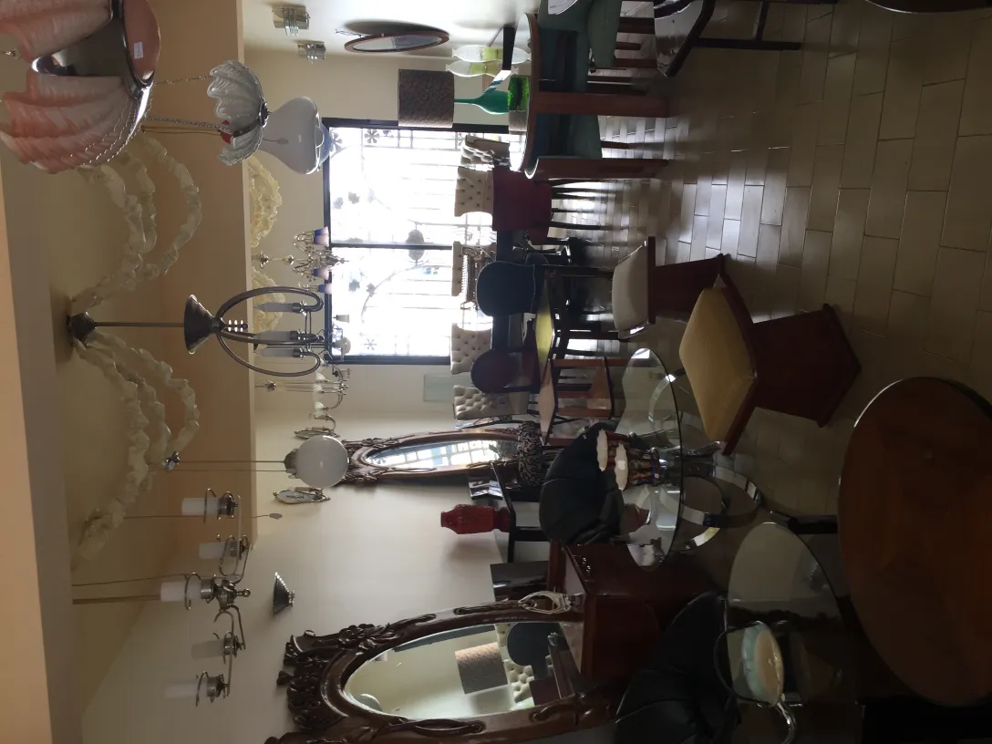 Banqueta antiga em um ambiente elegante com vários móveis.