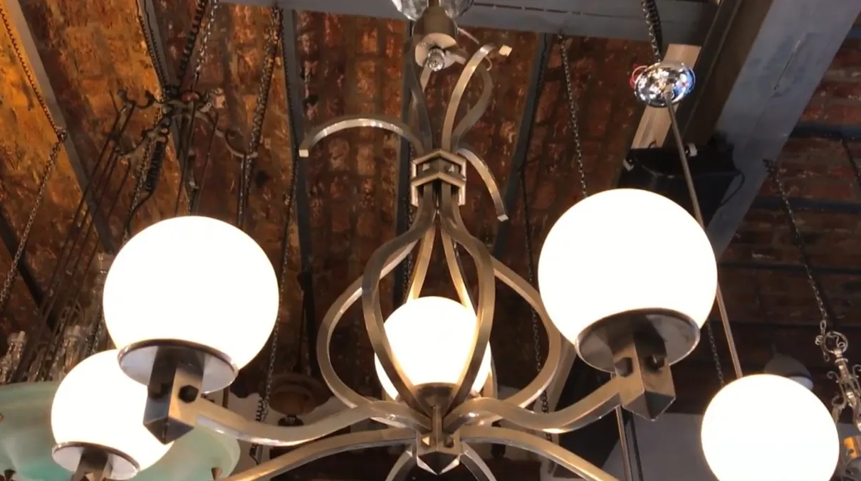 Antike Hängelampe Art Deco mit eleganten Formen und weißen Kugeln