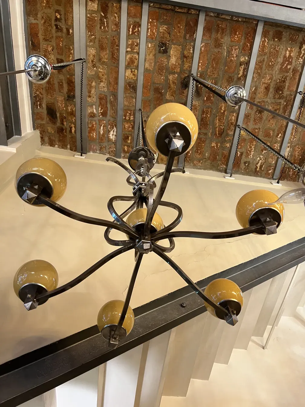 lámpara de techo antigua de arte deco con luces amarillas