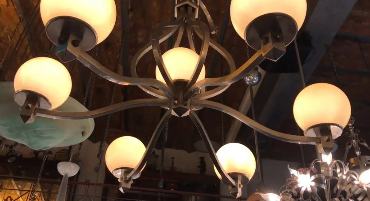 antike art deco hängelampe mit weißen kugeln in einer gemütlichen umgebung