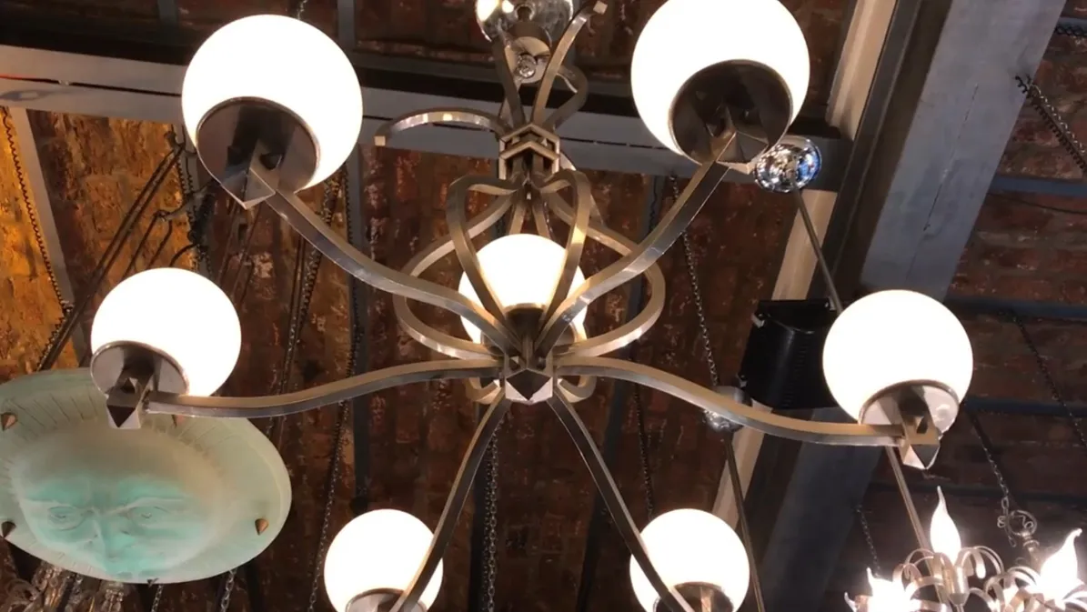 Lustre ancien de style Art Deco avec des lumières blanches rondes